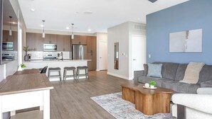 Un apartamento moderno con cocina, comedor y sala de estar.