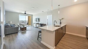 Eine moderne Wohnung mit Küche, Essbereich und Wohnzimmer.