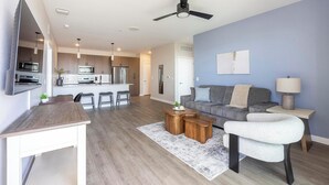 Eine moderne Wohnung mit Küche, Essbereich und Wohnzimmer.