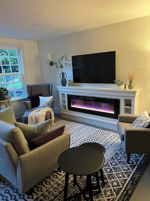 Living area - Felida's Garden Haven, a cozy 2-bedroom apartment ideal for medium-long tenant (Vancouver)