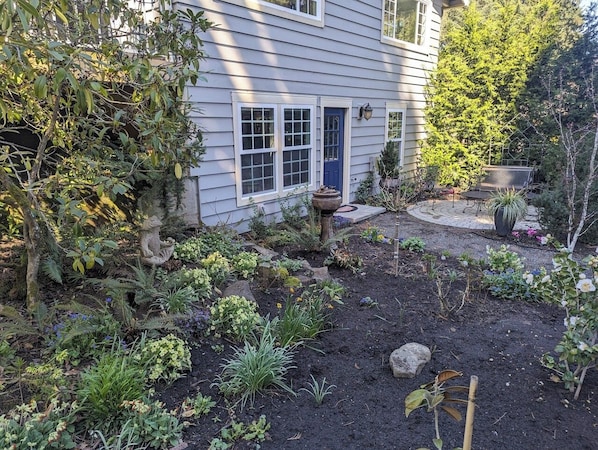 Exterior - Felida's Garden Haven, a cozy 2-bedroom apartment ideal for medium-long tenant (Vancouver)