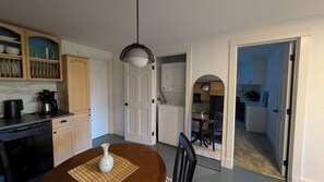 Private kitchen - Felida's Garden Haven, a cozy 2-bedroom apartment ideal for medium-long tenant (Vancouver)