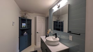 Bathroom - Felida's Garden Haven, a cozy 2-bedroom apartment ideal for medium-long tenant (Vancouver)