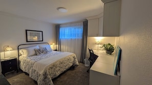 Room - Felida's Garden Haven, a cozy 2-bedroom apartment ideal for medium-long tenant (Vancouver)