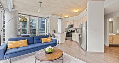 SoBro Business Stay | Rooftop Views Close to Bridgestone & Symphony