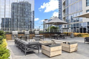 Outdoor dining - SoBro Rooftop Stay | Work & Relax Near Country Music Hall of Fame (Nashville)