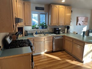 Fridge, microwave, oven, stovetop - Charming Duplex Close to Soldotna and Kenai River - Main Floor (Soldotna)