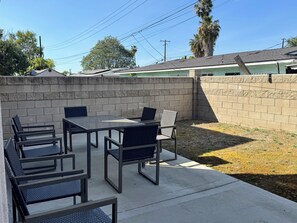 Outdoor dining - Bright large 3 bed 2 bath villa near Disneyland dining perfect for family stays (La Puente)
