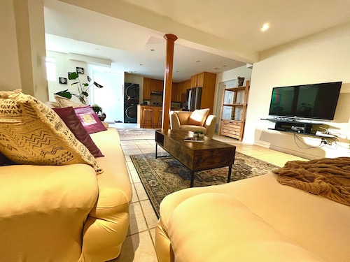 Upscale Spacious Private unit in Newmarket  Pet-Friendly + Free Parking