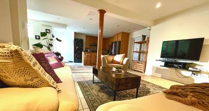 Upscale Spacious Private unit in Newmarket Pet-Friendly + Free Parking