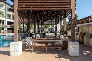 Outdoor dining - Landing | Modern 1BD, Game Room, Gym (Fort Worth)