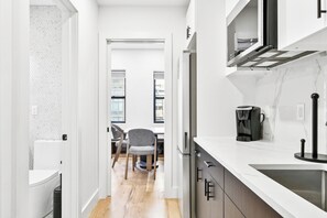 Interior - 1 Bedroom New Renovated - Wash/Dryer & Kitchenette -S (New York)