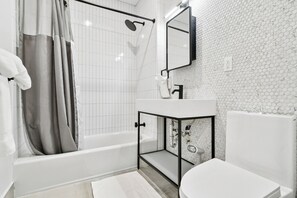 Hair dryer, towels, soap, toilet paper - 1 Bedroom New Renovated - Wash/Dryer & Kitchenette -S (New York)