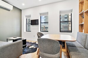 Interior - 1 Bedroom New Renovated - Wash/Dryer & Kitchenette -S (New York)