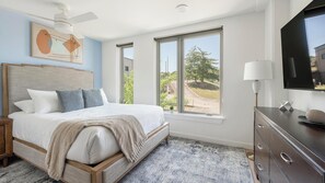 Escritorio, tabla de planchar con plancha, wifi y ropa de cama 