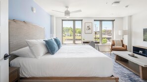 Desk, iron/ironing board, WiFi, bed sheets - Landing | Chic Studio, Gym (Nashville)