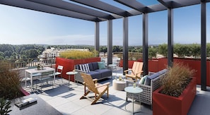 Outdoor dining - Landing | Incredible Studio, Courtyard, Gym (Chapel Hill)