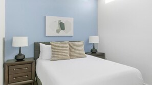 Desk, iron/ironing board, WiFi, bed sheets - Landing | Incredible Studio, Courtyard, Gym (Chapel Hill)