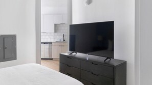 Desk, iron/ironing board, WiFi, bed sheets - Landing | Stylish Studio, Courtyard, Gym (Chapel Hill)