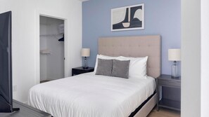 Escritorio, tabla de planchar con plancha, wifi y ropa de cama 