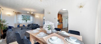 7 Bedroom Retreat with Indoor Pool, Hot Tub & King Beds