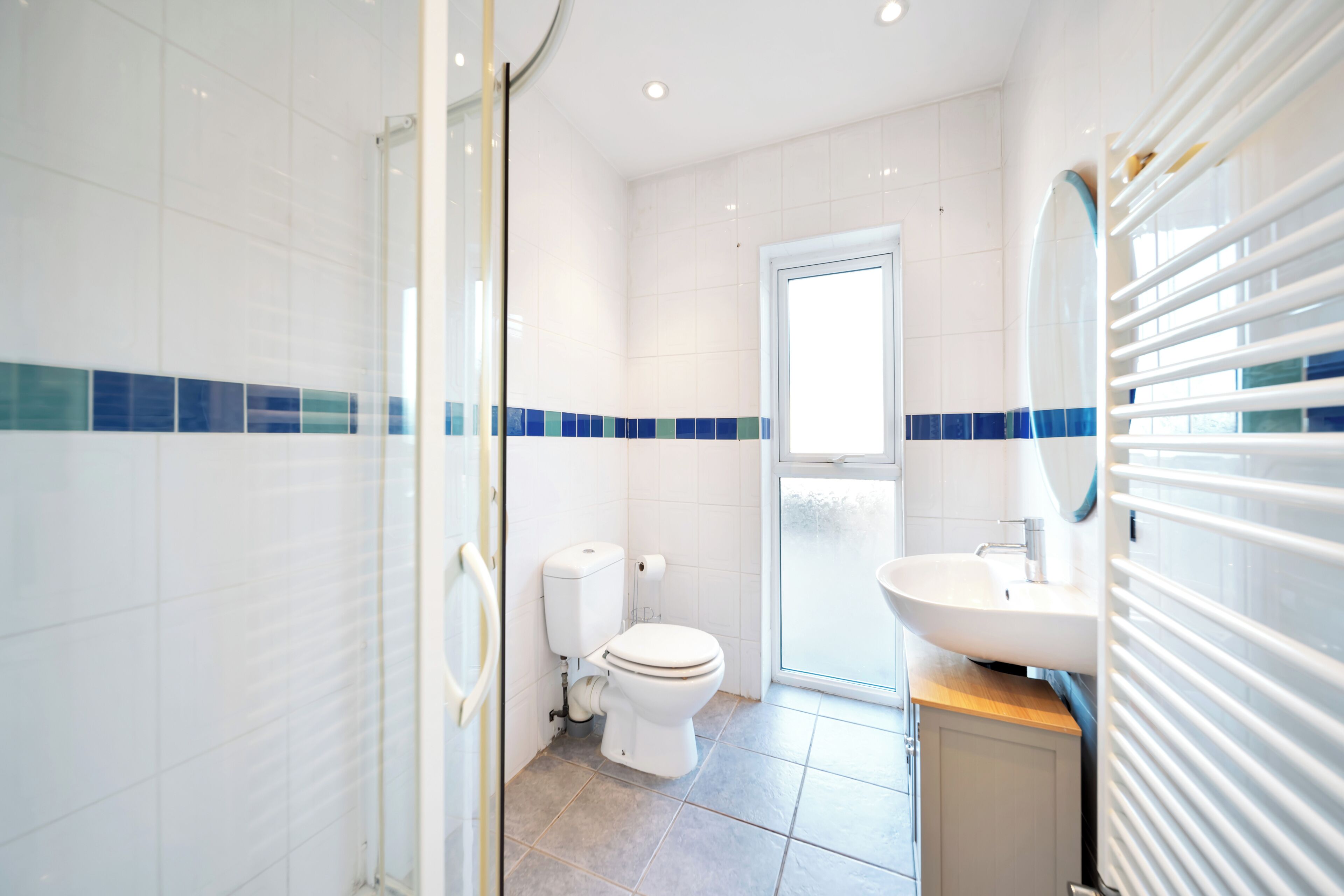 Douche, sèche-cheveux, serviettes fournies, papier toilette