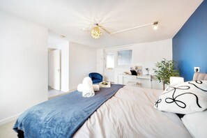 Room - 7 Bedroom Retreat with Indoor Pool, Hot Tub & King Beds (Mildenhall)