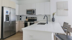 Refrigerador y comedor 