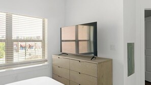1 bedroom, desk, iron/ironing board, WiFi - Landing | Stunning 1BD, Game Room, Courtyard (Chapel Hill)