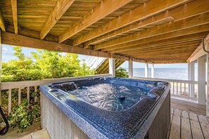 Outdoor spa tub - 7659 - Sound Garden - Soundfront, pet friendly home in Avon (Avon)