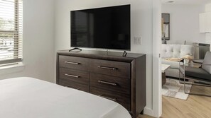 1 bedroom, desk, iron/ironing board, WiFi - Landing | Stylish 1BD, Courtyard, Game Room (Chapel Hill)