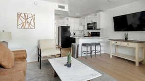 Smart TV - Landing | Beautiful 1BD, Pool, Gym (Tampa)