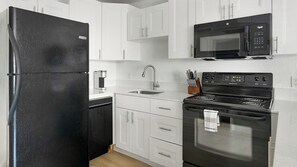 Réfrigérateur, tables à manger