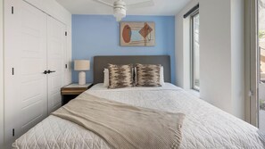 Desk, iron/ironing board, WiFi, bed sheets - Landing | Amazing Studio, Gym (Nashville)