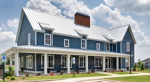 Exterior - Landing | Amazing 2BD, Pool, Courtyard (Huntsville)