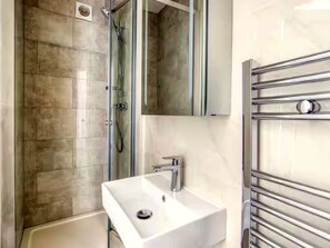 Shower, hair dryer, towels, soap - Studio Flat Central London Marylebone (London)