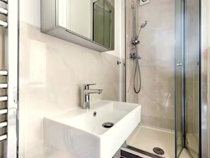 Shower, hair dryer, towels, soap - Studio Flat Central London Marylebone (London)