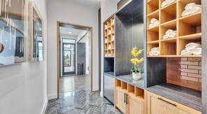 Interior - Landing | Chic 2BD, Clubhouse (San Antonio)