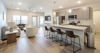 Landing | Chic 2BD, Game Room, Clubhouse