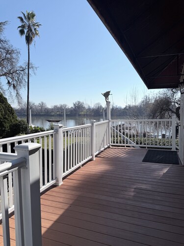Cozy 1 bedroom with kitchen & river views