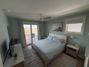 4 bedrooms, iron/ironing board, travel cot, free WiFi - New Build! Marshfront views in the heart of Surf City.  Walkable to everything! (Surf City)
