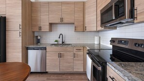 Fridge, dining tables - Landing | Spectacular 1BD, Gym (Houston)