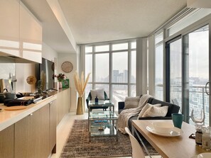 Deluxe Suite, Lake View | Living area - Bay Park Suites (Toronto)
