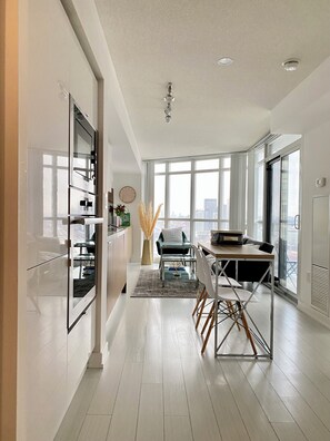 Deluxe Suite, Lake View | Interior - Bay Park Suites (Toronto)