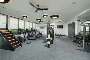 Ein Fitnessstudio mit Laufbändern, Steigern und Krafttrainingsgeräten.