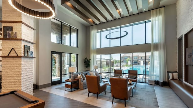 Spaziosa hall con vista sulla piscina, arredamento moderno e tavolo da biliardo.