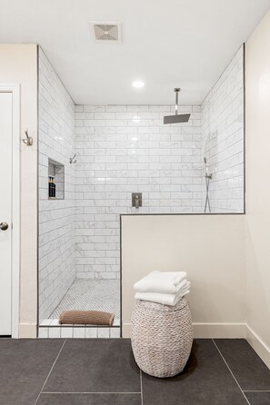 Shower, hair dryer, towels, soap - Palmera Desert Club, Sleeps 18 near Kierland w/ Pickleball, Game Room, Mini Golf (Scottsdale)