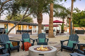 Outdoor dining - Palmera Desert Club, Sleeps 18 near Kierland w/ Pickleball, Game Room, Mini Golf (Scottsdale)