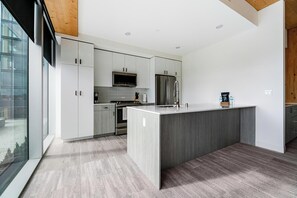 Réfrigérateur, tables à manger