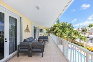 Terrace/patio - Luxury Water Front Home, Private Pool, Spa, Tiki Bar, 37' Foot Dock with Kayaks (Key Largo)